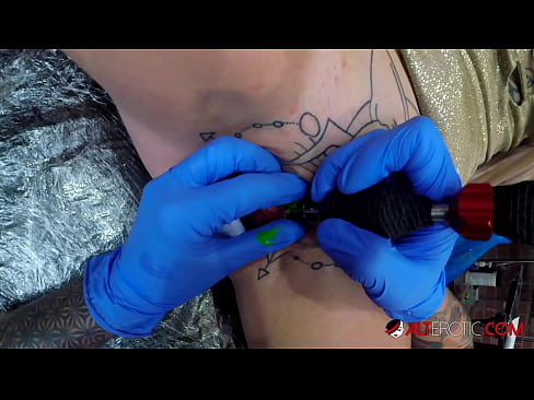 ❤️ Uiters getatoeëerde hottie Sully Savage het 'n tatoeëermerk op haar klitoris gekry ️ Pornovideo by porn af.91sesex101.top ❌️❤